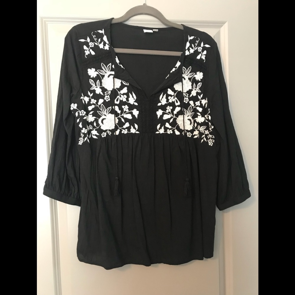 GAP Maternity Black white  embroidered top Small
